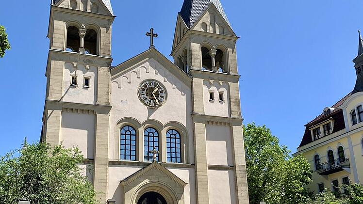 Hoch ragen die Türme der Erlöserkirche in den Himmel hinauf.   Annett Lüdeke