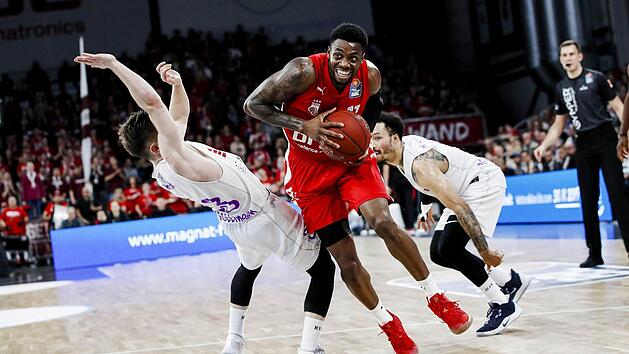 Mit 19 Punkten stellte der Bamberger Neuzugang Tr&eacute; McLean (rechts) am Sonntag eine pers&ouml;nliche Bundesliga-Bestleistung auf. Hier setzt sich der Fl&uuml;gelspieler gegen den G&ouml;ttinger Bennet Hundt durch. Foto: Daniel L&ouml;b