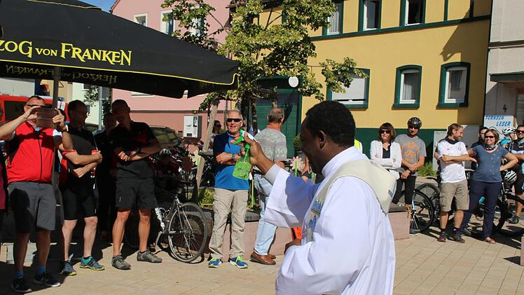 Pfarrer Dr. Blaise Okpanachi segnete den Radweg und alle, die daran mitgearbeitet haben.Foto: Hilmar Ruppert