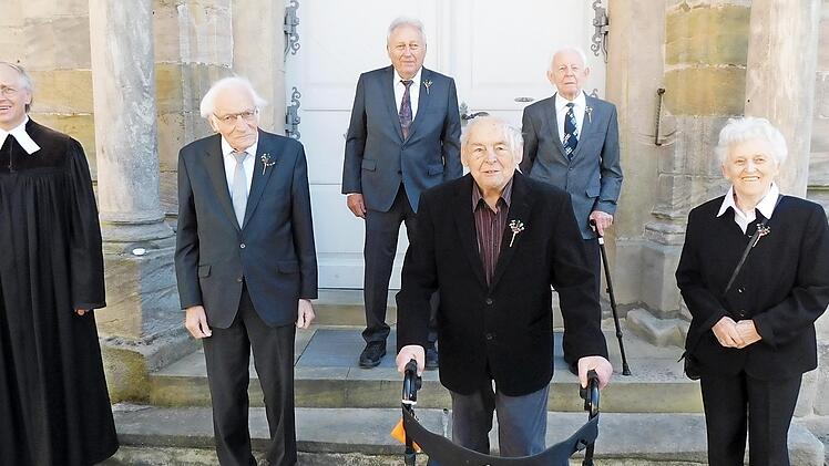 Pfarrer Elmar Croner mit den Kronjuwelen-Konfirmanden (75 Jahre) Friedrich Schröter, Hans Müller, Erwin Walder, Hans Höhn und Elfriede Partenfelder (von links).