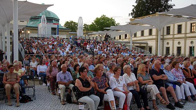 Das Openair im Luitpoldbad in Bad Kissingen war sehr gut besucht und bot eine besondere Atmosph&auml;re. Foto: Klaus Werner