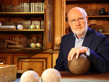 Harald Lesch will herausfinden, warum sich in so vielen Weltgegenden und bei so unterschiedlichen V&ouml;lkern Kugel-Skulpturen entdecken lassen.