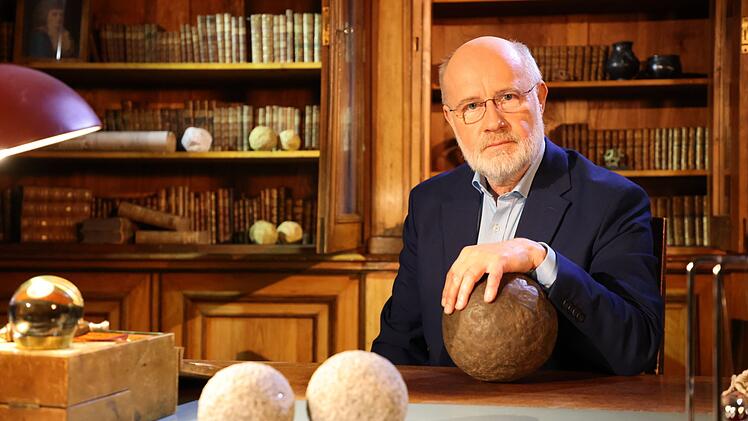 Harald Lesch will herausfinden, warum sich in so vielen Weltgegenden und bei so unterschiedlichen V&ouml;lkern Kugel-Skulpturen entdecken lassen.