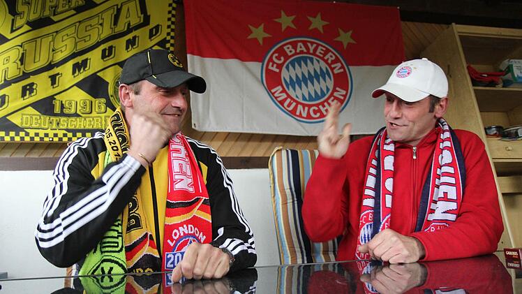 Orakeln beim Schnick-Schnack-Schnuck (Schere, Stein, Papier) wie das Finale am Samstag ausgeht. Fotos: Michael Gründel