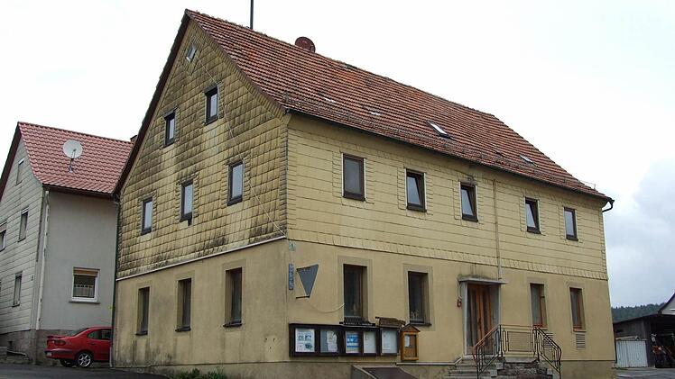 Die alte Schule in Sandberg soll abgerissen werden. An ihrer Stelle wird der Ausstellungspavillon des Projektes Schnitz-Stand-Ort-Rhön entstehen. (Foto: Eckert)