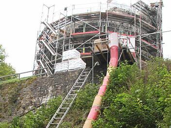 Die Burgruine Nordeck ist um 30 Zentimeter kürzer geworden. Sie wird derzeit mit Muschelkalksteinen wieder neu aufgemauert. Fotos: Sonja Adam