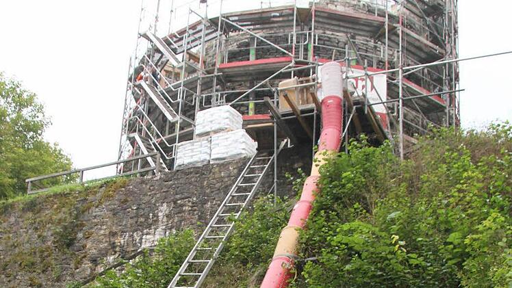 Die Burgruine Nordeck ist um 30 Zentimeter kürzer geworden. Sie wird derzeit mit Muschelkalksteinen wieder neu aufgemauert. Fotos: Sonja Adam