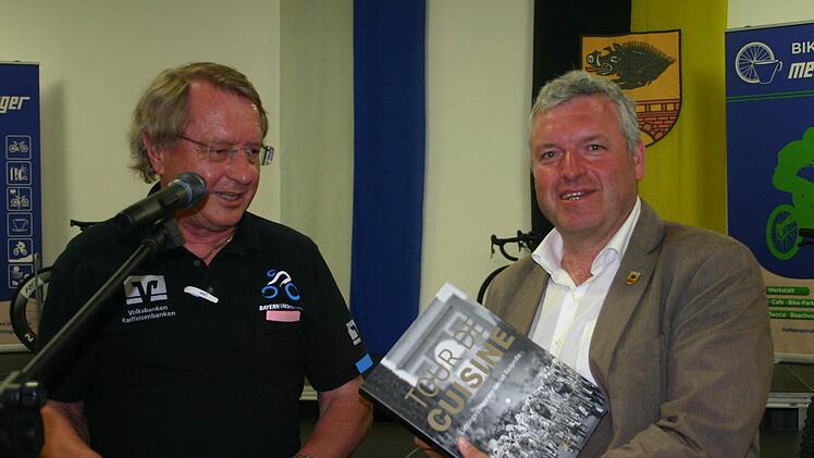 Ein Buch über den Radsport als Dankgeschenk gab es von Ewald Strohmeier für Bürgermeister Hennmann. Foto: Ralf Kestel