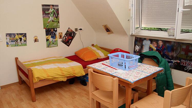 Blick in eines der Doppelzimmer, bei der über dem Bett die Liebe der Jugendlichen zum Fußball deutlich wird.