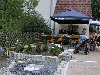 Die Almoser feiern die Erneuerung ihres Dorfplatzes. Fotos: Petra Malbrich