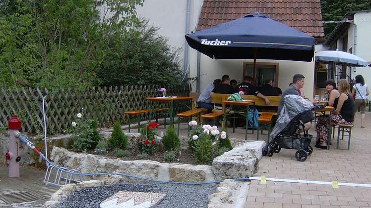 Die Almoser feiern die Erneuerung ihres Dorfplatzes. Fotos: Petra Malbrich