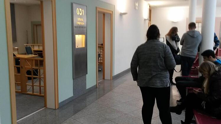 Zuhörer warten in einer Verhandlungspause vor dem Sitzungssaal im Bamberger Amtsgericht. Foto: jb