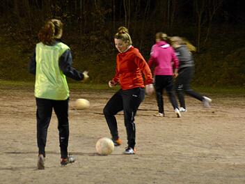 Sandra Wohlfahrt (rotes Sweatshirt) fährt einmal in der Woche nach der Arbeit in die Rhön zum Fußballspielen. Dort gibt es für Damen eine neue Mannschaft, eine Spielerinnengemeinschaft der DJK Premich und Waldberg. Hier trainiert die 26-Jährige auf dem Hartplatz in Premich. Foto: Kathrin Kupka-Hahn