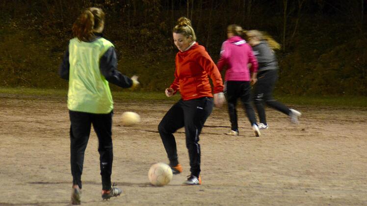 Sandra Wohlfahrt (rotes Sweatshirt) fährt einmal in der Woche nach der Arbeit in die Rhön zum Fußballspielen. Dort gibt es für Damen eine neue Mannschaft, eine Spielerinnengemeinschaft der DJK Premich und Waldberg. Hier trainiert die 26-Jährige auf dem Hartplatz in Premich. Foto: Kathrin Kupka-Hahn
