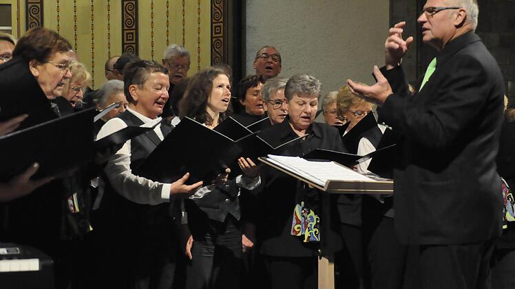 Zwei Chöre, ein Chorleiter - die Sängervereinigung Burkardroth und der Gesangverein Reiterswiesen unter der Stabführung von Elmar Brehm. Foto: Peter Klopf