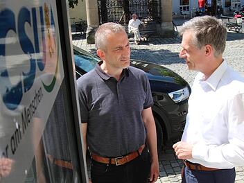 Alexander Schulz (links) löst Michael Schwägerl als neuer Fraktionsvorsitzender der CSU im Höchstadter Stadtrat ab.  Foto: Christian Bauriedel