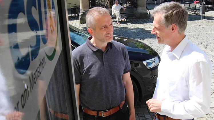 Alexander Schulz (links) löst Michael Schwägerl als neuer Fraktionsvorsitzender der CSU im Höchstadter Stadtrat ab.  Foto: Christian Bauriedel