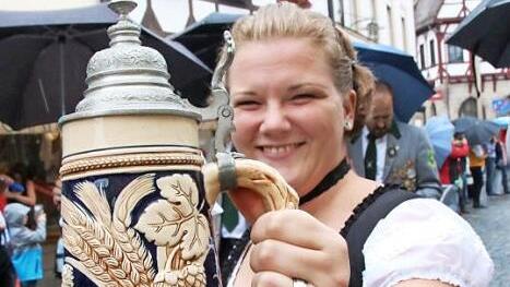 die Schützen einen kräftigen Schluck aus ihrem Festkrug. Foto: J. Hofbauer
