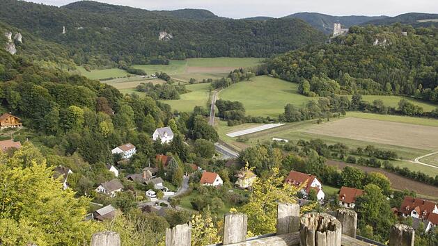 Blick von der Burgruine Streitburg &uuml;ber das Wiesenttal zur Ruine Neideck Foto: l&ouml;w