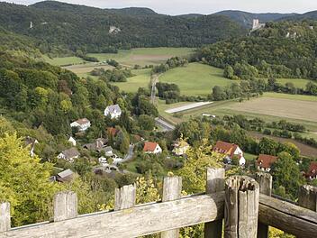 Blick von der Burgruine Streitburg über das Wiesenttal zur Ruine Neideck Foto: löw