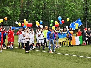 Fu&szlig;ball verbindet: Die internationalen Mannschaften setzten auf dem Gel&auml;nde des FC Eintracht Bamberg ein Zeichen. Foto: Ronald Rinklef