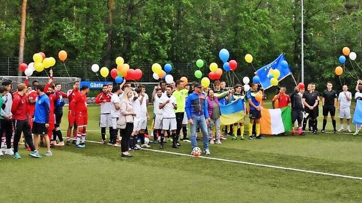 Fu&szlig;ball verbindet: Die internationalen Mannschaften setzten auf dem Gel&auml;nde des FC Eintracht Bamberg ein Zeichen. Foto: Ronald Rinklef