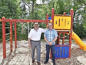 Freuen sich über den neuen Kinderspielplatz in Altershausen: Bürgermeister Claus Bittenbrünn und Ortssprecher Timo Barthelmes (rechts).