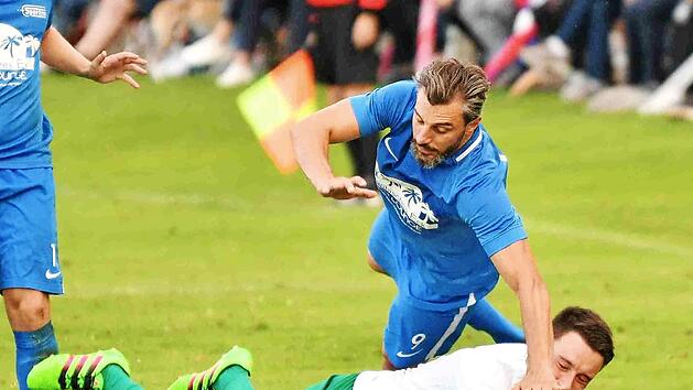 Bauchlandungen gab es in vier Spielen bisher f&uuml;r die Fu&szlig;baller der DJK Lichtenfels um Torj&auml;ger Hakan Bozkaya (unten, hier gegen den Marktzeulner Daniel Stark). Gelingt dem Aufsteiger in Ebensfeld der erste Sieg?