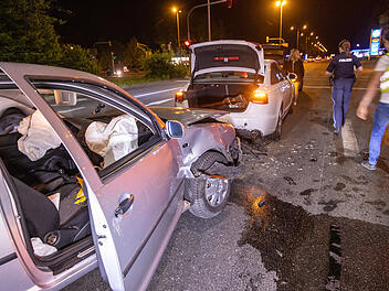 Alkoholisiert und nur zwei intakte Reifen: Kurioser Verkehrsunfall in den Nachtstunden
