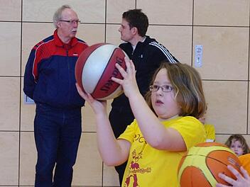 Anna Feldtmann gibt ihr Bestes. Im Hintergrund zu sehen sind (von links) Lehrer Ludwig Kopp und Sebastian Böhnlein, hauptamtlicher Jugend- und Nachwuchstrainer bei den Brose Baskets. Fotos: Heike Schülein