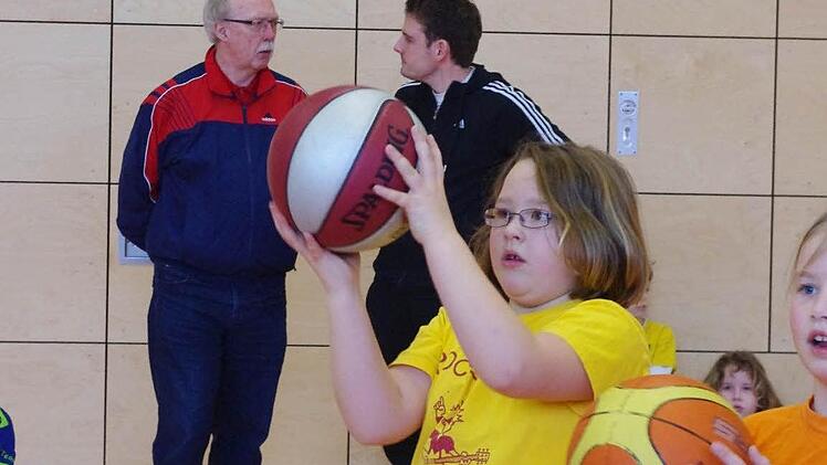Anna Feldtmann gibt ihr Bestes. Im Hintergrund zu sehen sind (von links) Lehrer Ludwig Kopp und Sebastian Böhnlein, hauptamtlicher Jugend- und Nachwuchstrainer bei den Brose Baskets. Fotos: Heike Schülein