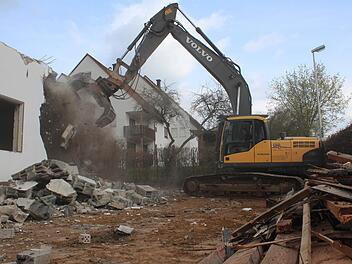 Kein Stein bleibt auf dem anderen: Die Bagger reißen das alte BRK-Heim nach und nach ab.  Fotos: Sabine Memmel