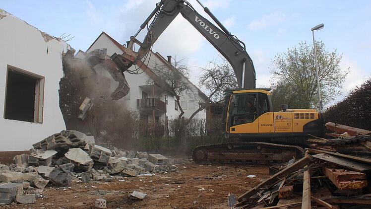 Kein Stein bleibt auf dem anderen: Die Bagger reißen das alte BRK-Heim nach und nach ab.  Fotos: Sabine Memmel