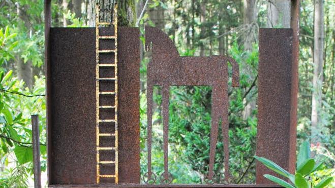 Trojanisches Pferd am Waldrand: Robert Siebenhaars Skulpturen aus gerostetem Stahl entwickeln im Thieracher Garten eine besondere Wirkung. Fotos: Carolin Herrmann