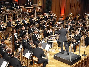 Das Musikkorps der Bundeswehr ist das Aushängeschild der Bundeswehr. Es trat jetzt in Bad Kissingen auf.  Foto: Peter Klopf