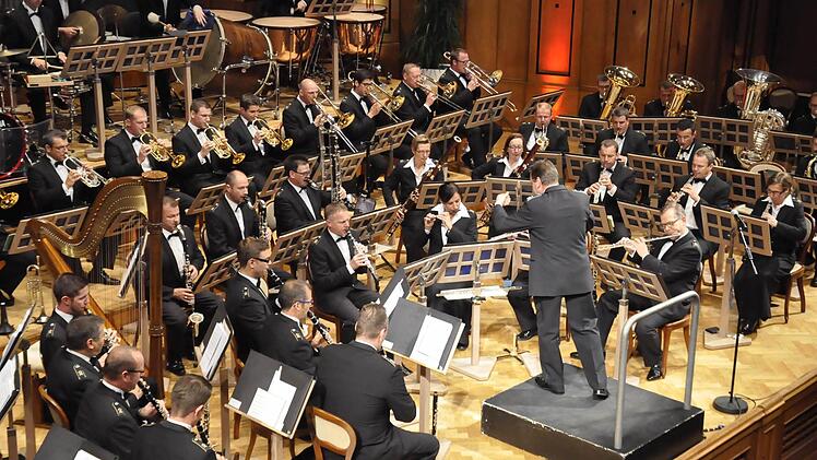 Das Musikkorps der Bundeswehr ist das Aushängeschild der Bundeswehr. Es trat jetzt in Bad Kissingen auf.  Foto: Peter Klopf