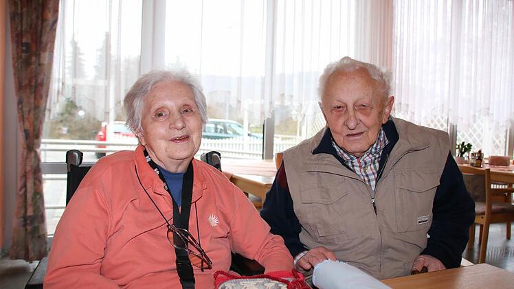 Dorothea Schauer und Paul Bartsch stehen aktuell dem Heimbeirat des Seniorenheims Haus Waldenfels vor. Fotos: Ralf Ruppert