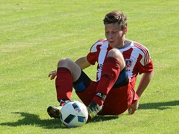 Das Match zwischen dem FC Fuchsstadt mit Simon Bolz und dem TSV Karlburg dürfte stark von der Tagesform der Kontrahenten abhängen, die schon im Hinspiel weitgehend auf Augenhöhe agierten.  Foto: ssp