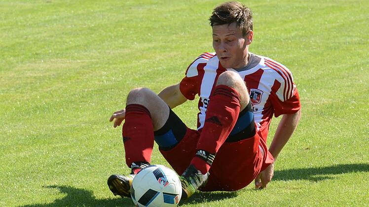 Das Match zwischen dem FC Fuchsstadt mit Simon Bolz und dem TSV Karlburg dürfte stark von der Tagesform der Kontrahenten abhängen, die schon im Hinspiel weitgehend auf Augenhöhe agierten.  Foto: ssp