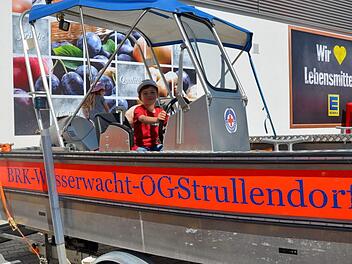 Auch die BRK-Wasserwacht war vor Ort. Fotos: Andrea Spörlein