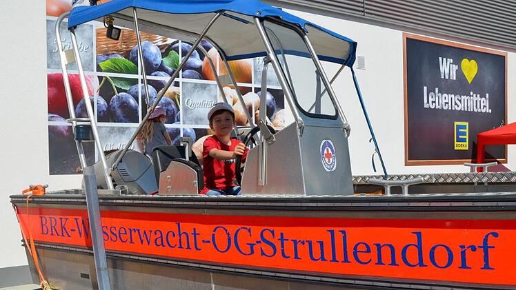 Auch die BRK-Wasserwacht war vor Ort. Fotos: Andrea Spörlein