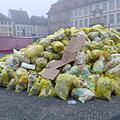 Ein Berg gelber Säcke sorgte am Maxplatz für Aufsehen. J.  Megerle