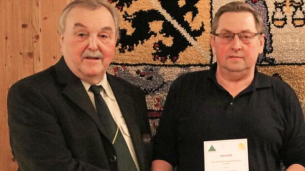 An Wanderwart Günther Schmidt (rechts) überreichte Obmann Willibald Gareiß das goldene Wanderabzeichen. Foto: Klaus-Peter Wulf