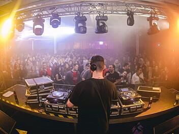 Beim ersten Techno-Festival in der ehemaligen Mainleuser Spinnerei im April 2019 hatte ein Einbrecher in der Nacht zuvor die komplette DJ-Technik gestohlen. Der Täter konnte ermittelt werden; er steht im Dezember vor Gericht. Foto: privat