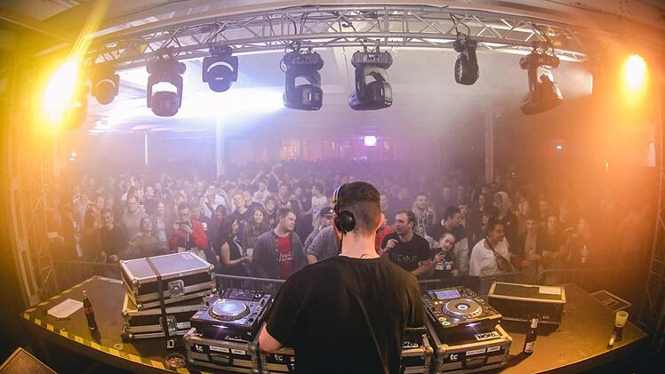 Beim ersten Techno-Festival in der ehemaligen Mainleuser Spinnerei im April 2019 hatte ein Einbrecher in der Nacht zuvor die komplette DJ-Technik gestohlen. Der Täter konnte ermittelt werden; er steht im Dezember vor Gericht. Foto: privat