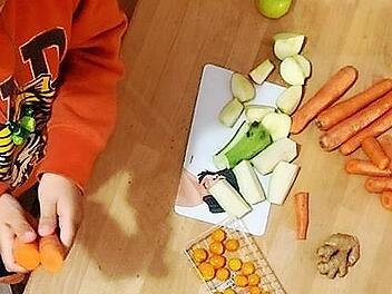 In der Farbenwoche wurden nicht nur Geschmacks- und Tastsinn gefördert. Die Kinder lernten auch viele neue Lebensmittel kennen und setzten sich mit der emotionalen Wirkung von Farben auseinander.