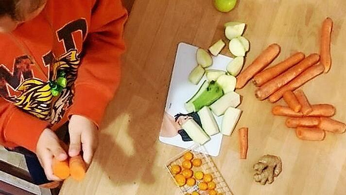 In der Farbenwoche wurden nicht nur Geschmacks- und Tastsinn gefördert. Die Kinder lernten auch viele neue Lebensmittel kennen und setzten sich mit der emotionalen Wirkung von Farben auseinander.