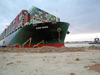 Das Containerschiff "Ever Given" war im Suezkanal festgesetzt und blockierte die wichtige Schifffahrtsstraße zwischen Asien und Europa über sechs Tage komplett.