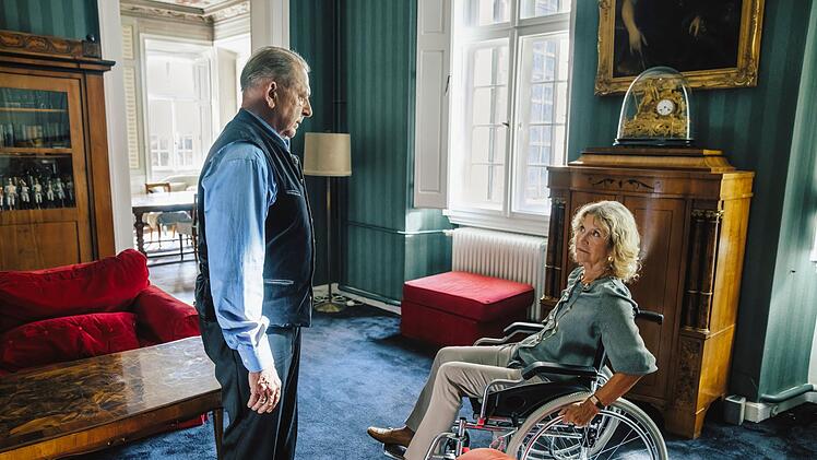 Der wohlhabende Unternehmer und Patriarch Johannes Hentschel (André Jung) hat mit seiner Frau Anna (Marita Breuer) vier Kinder. Während drei von ihnen noch im Umfeld der Familienvilla leben, spricht man über die abtrünnige Toni und ihren Tod nur ungern. Was genau ist in der Familie passiert?