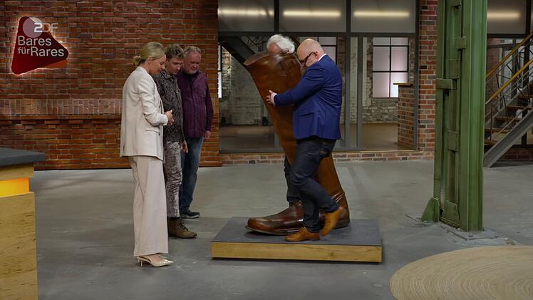 "Alter Schwede, ist das ein Prügel", raunte Walter Lehnertz, als er den Lederstiefel genauer unter die Lupe nahm.